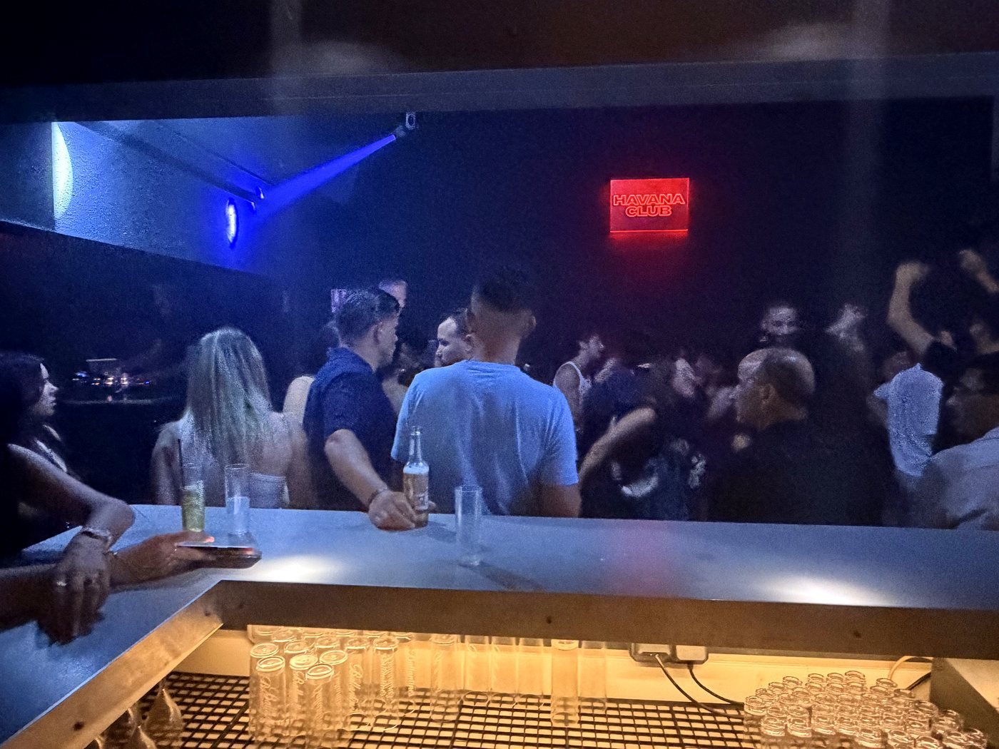 Le bar et la salle