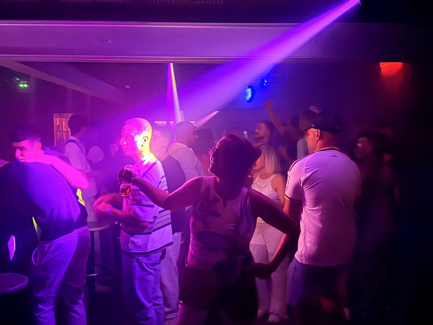 Le dancefloor sous les lumières